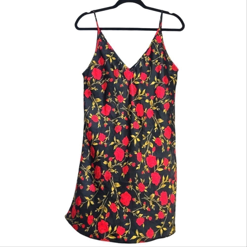 Morgan Taylor intimate rose print slip, size medium